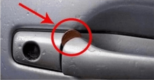 【覚えておいて！】車のドアのハンドル部分にコインが挟まっていると大変なことにるぞ！注意喚起！