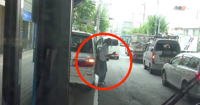 【動画あり】駐車禁止ドライバーの最低な対応…バスに強烈クラクション鳴らされた結果
