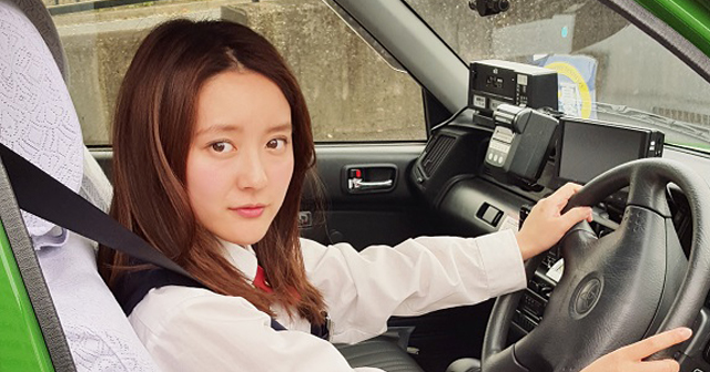 美人すぎるタクシー運転手・生田佳那。白い肌に溢れる・・スタイル抜群の着姿が話題にｗ
