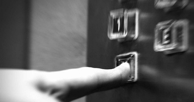 【付き纏う恐怖体験】バカップルがいてエレベーターに乗ろうとしたら、閉まるボタンを連打してきた。なんとか締まりかけのドアに無理やり腕を入れてみたがその後・・・