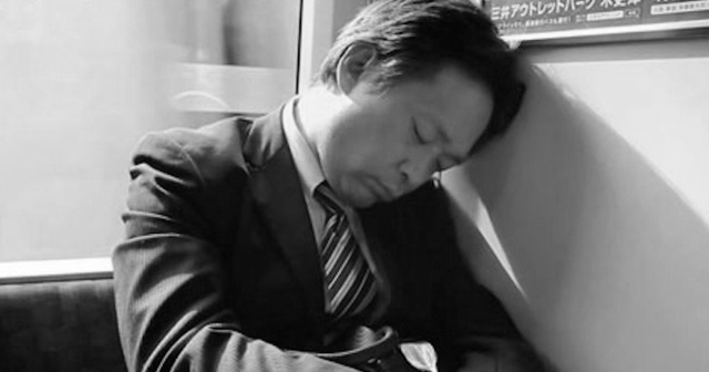 【驚愕事態】「何かおかしい・・」新幹線でイビキをかきながら寝ている男性。声をかけると思いがけないことが発覚！