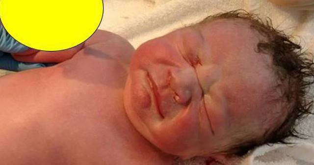 【1％の奇跡】生まれたばかりの赤ちゃんが握っていたもの！(画像あり)
