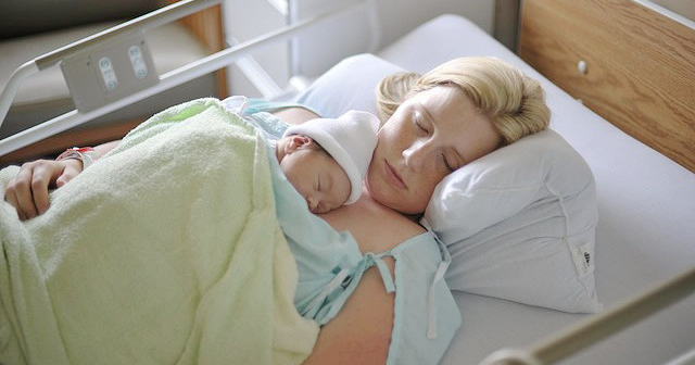 【涙・衝撃】出産直後に息を引き取った23歳の母親！最期に赤ちゃんを胸元で寝かせた時に奇跡が！